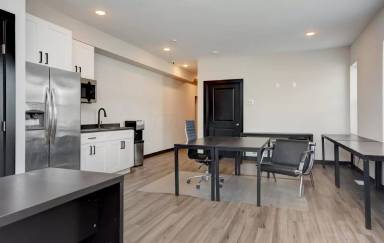 Main picture of 1384 E Main St