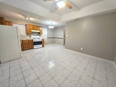 Main picture of 914 W Pierce Ave