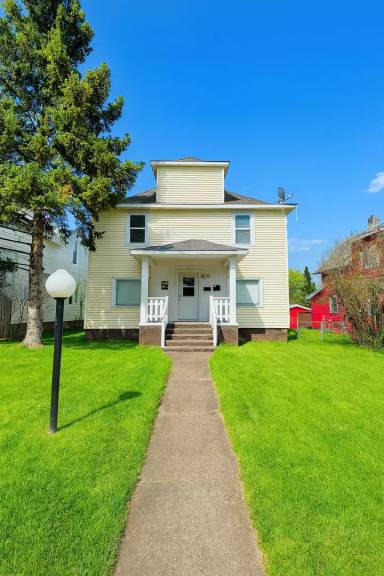 Main picture of 606 N 60th Ave W