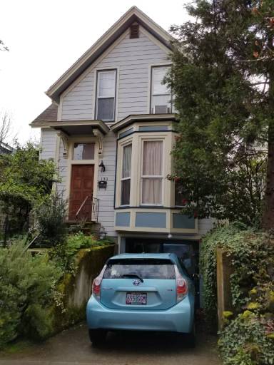 Main picture of 130 SW Woods St