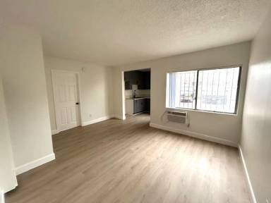 Main picture of 831 W 43rd St