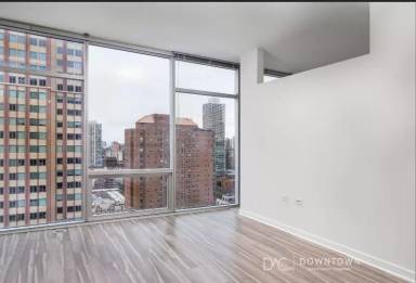 Main picture of 801 N Clark St