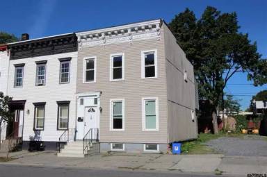 Main picture of 17 N Lake Ave