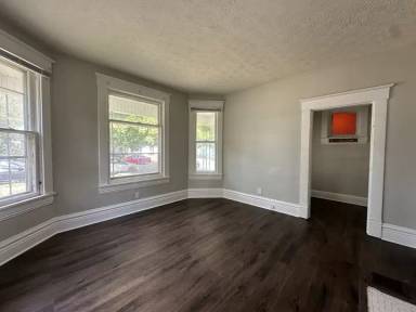 Main picture of 160 Lake St