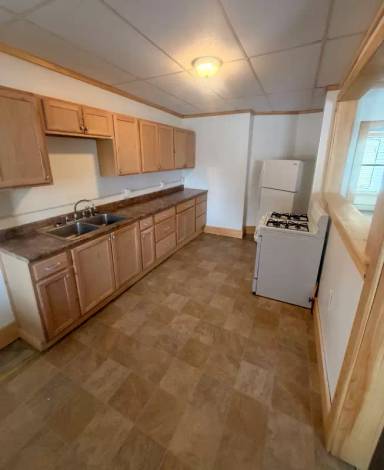 Main picture of 109 Railroad St