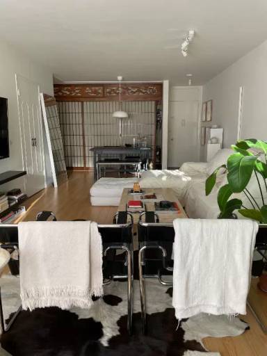 Main picture of 425 S Kenmore Ave