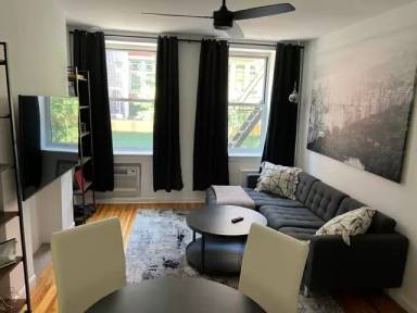 Main picture of 319 W 21st St