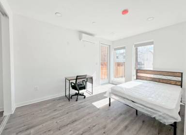 Main picture of 1165 W 39th St