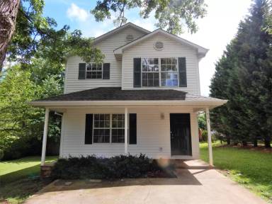 Main picture of 101 S Maple St