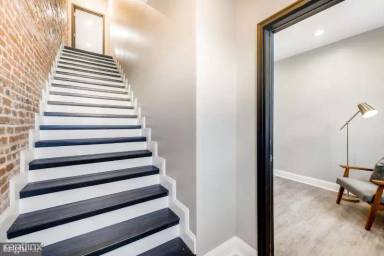 Main picture of 3221 Noble St