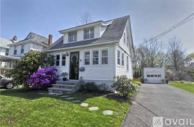 Main picture of 17 Nashawena Ave