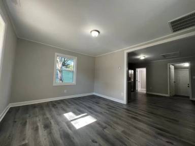 Main picture of 1113 Baker Blvd