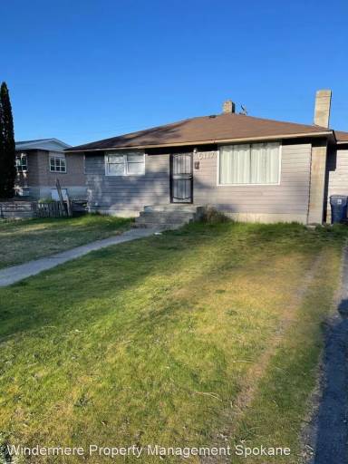 Main picture of 6117 N Maple St