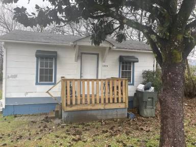 Main picture of 1709 E 50th St