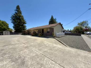 Main picture of 2672 Adrian St