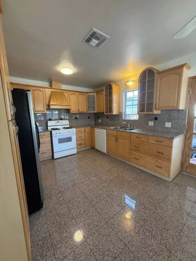 Main picture of 5203 Canoga Ave