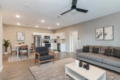 Main picture of 1601 E Main St