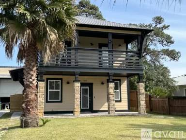 Main picture of 566 N Lakeshore Dr