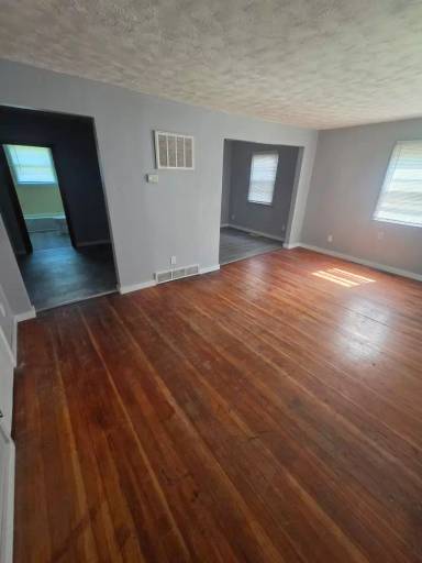 Main picture of 136 E 10th St