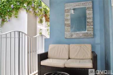 Main picture of 61 Collins Ave