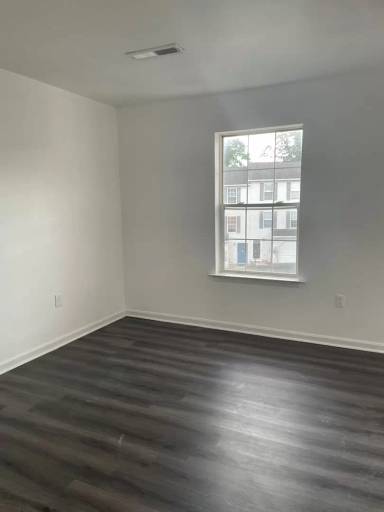 Main picture of 53 Mall Rd