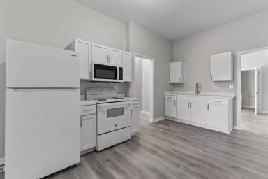 Main picture of 2902 N Kenwood Ave