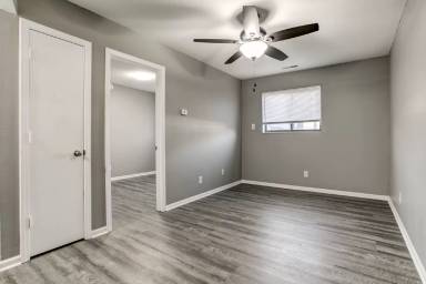 Main picture of Glenoaks Apartments