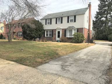 Main picture of 215 Pickwick Rd