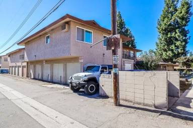Main picture of 2044 S Nautical St