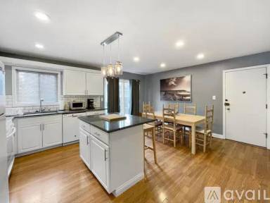 Main picture of 1700 W Granville Ave