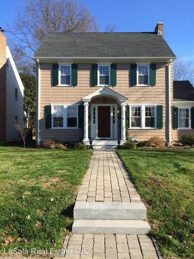 Main picture of 90 Penn Dr