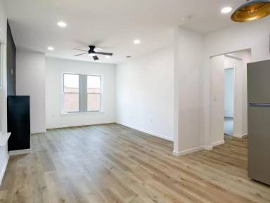 Main picture of 910 Main St