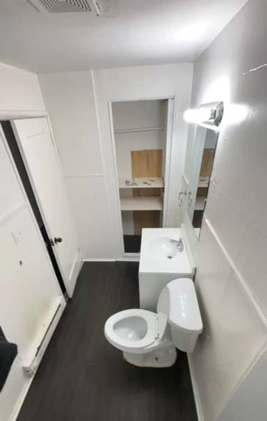 Main picture of 909 1/2 E 1st St