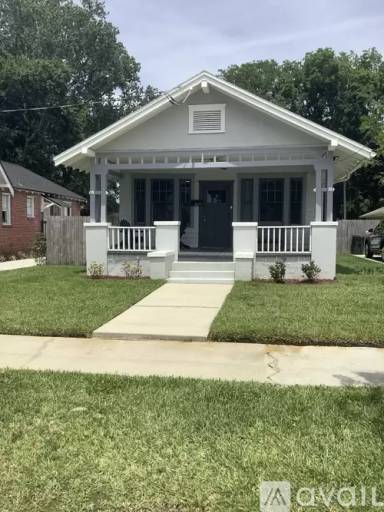 Main picture of 2663 College St