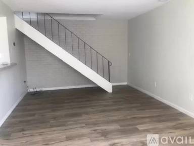 Main picture of 100 Simon St SE