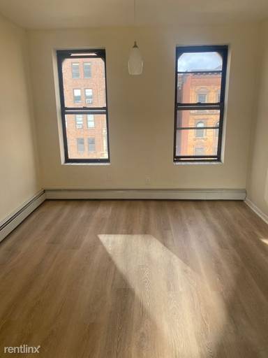 Main picture of 246 W 106th St