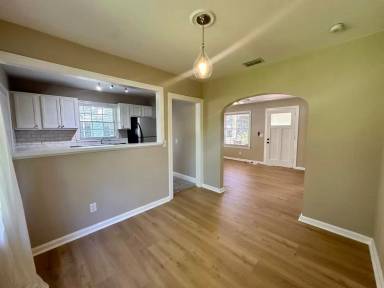 Main picture of 2769 Myra St