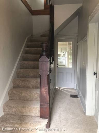 Main picture of 927 SE 49th Ave