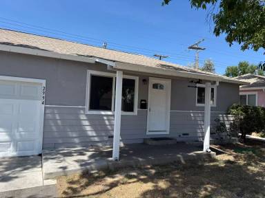 Main picture of 2976 Wright St