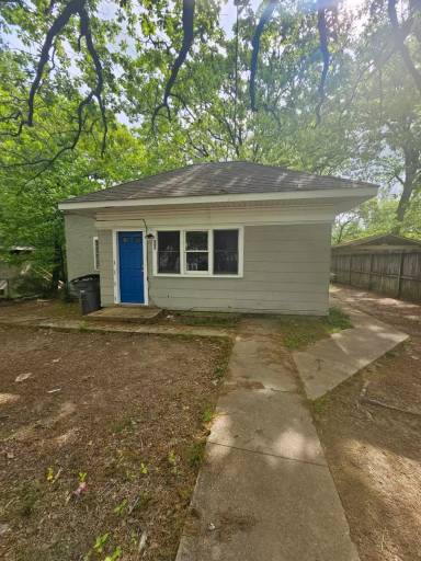Main picture of 213 Pinewood St