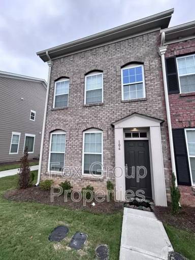 Main picture of 106 W Pine St