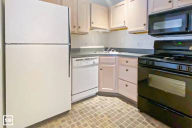 Main picture of 3037 N Clark St