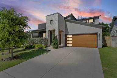 Main picture of 8302 Turnberry Ln