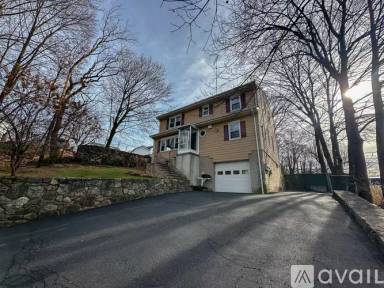 Main picture of 1 Green Ln