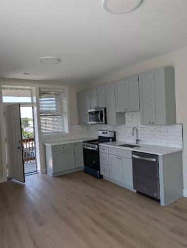 Main picture of 3180 N Milwaukee Ave