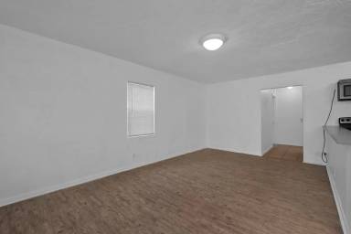 Main picture of 900 S Houston St