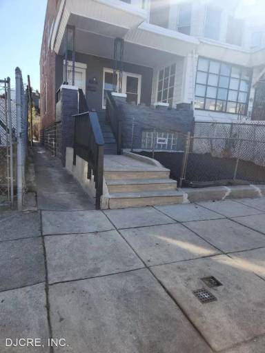 Main picture of 5910 Webster St
