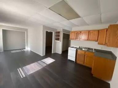 Main picture of 2 W Main St