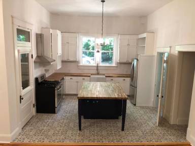 Main picture of 806 W 9th St