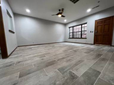 Main picture of 401 E 9th St